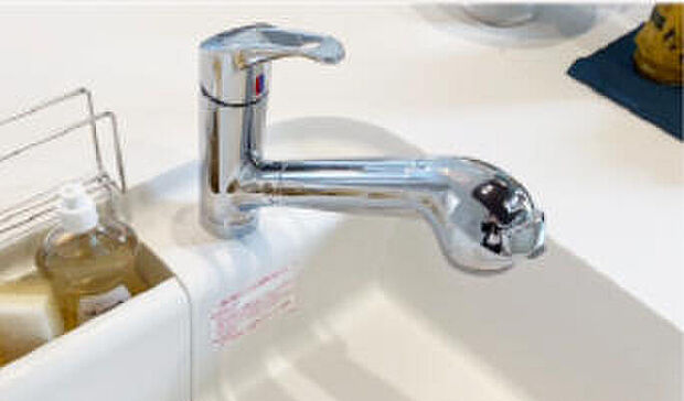 【浄水器一体型シャワー水栓】食器や野菜などの水洗いがスムーズにこなせるハンドシャワーのついた水栓。浄水器一体型なので便利です。