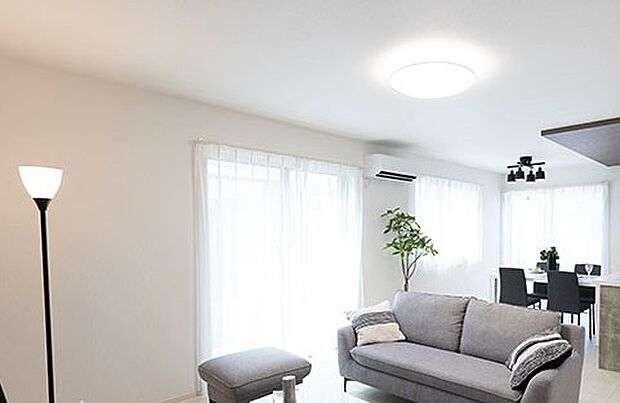 【ペアガラス】窓には断熱性・保温性にすぐれ、省エネ効果のあるペアガラスを採用。冬には結露を防止します。