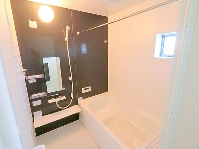 ◆毎日の疲れを癒す浴室は1坪タイプです。足を伸ばしてゆっくりとくつろげます。浴室乾燥機も標準装備です♪