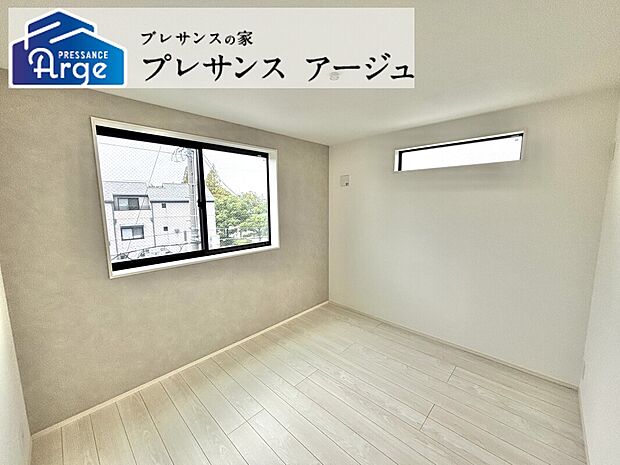 【3号地/洋室】ウォークインクロゼットのある約6.5帖の洋室は主寝室にもピッタリです。/2025年10月撮影