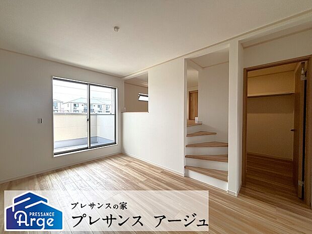 【 7号地/洋室】6.7帖の広さとロフト付きの部屋。南側にある開口部からは採光も良く、ルーフバルコニーへと繋がっている。/2026年6月撮影