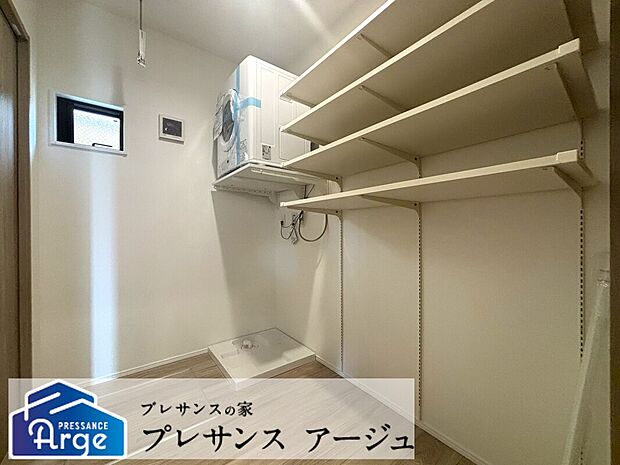 【ランドリールーム】独立ランドリーは洗濯物がゲストの目に触れない為、来客時に慌てて洗濯物を隠す必要もなく便利です！乾太くんと室内物干しとの使い分けで家事効率が高まります。/2026年5月撮影