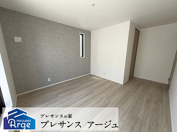 【洋室】おしゃれ好きな家族にぴったりなウォークインクロゼットなある約7.4帖の洋室です。南向きバルコニーにつながっており明るく開放的なお部屋です。/2026年5月撮影