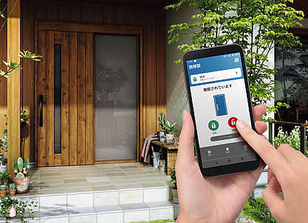 【スマートロックシステム ファミロック】専用アプリをインストールすれば、スマートフォンが玄関キーに早変わり。Bluetooth通信により、ドアのボタンを押すだけで施開錠できます。また、タグキーをかざし、ドアのボタンを押すだけでも鍵が開きます。