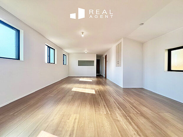 リビングルームは圧巻のLDK約23.3帖。ピアノを置いたり観葉植物を置いたり、レイアウトの幅が広がる広さです!