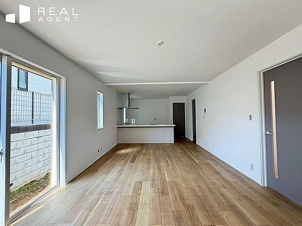 【リビング】1階に水場を集めた、便利な生活導線。
対面式のキッチンからは、お料理をしながらご家族とのコミュニケーションも大切にできます。