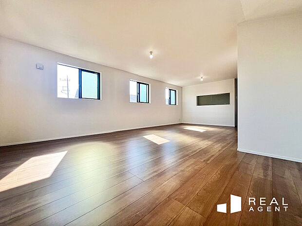 【リビング】ダイニングスペース、ワークスペースなどをゾーニングできる使い勝手の良い形状と広さです。