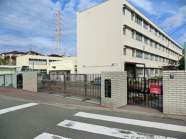 横浜市立不動丸小学校（約700m）