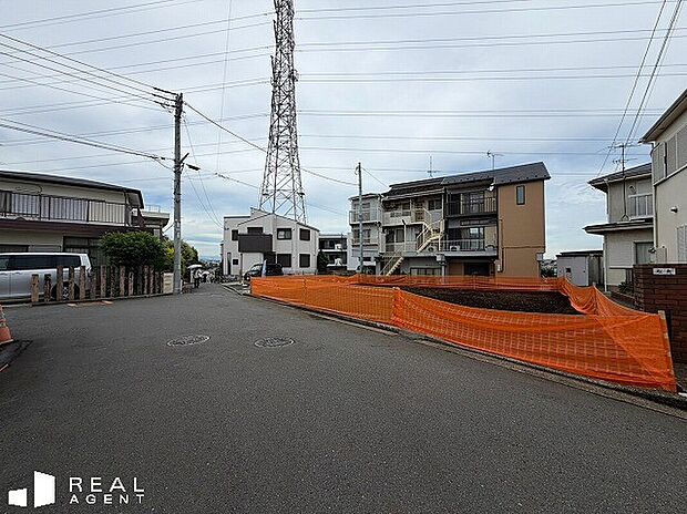 【現地前面道路】前面道路は広々「6.2m」で、どんな車種でも楽々駐車可能!