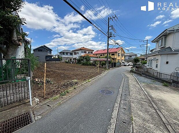 【現地前面道路】道路との高低差がございませんので、日々の荷物の運び入れも快適です♪