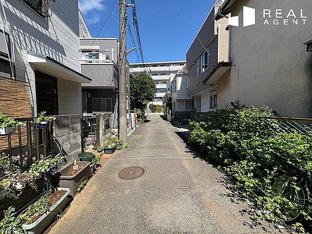 【現地前面道路】道路との高低差がございませんので、日々の荷物の運び入れも快適です♪