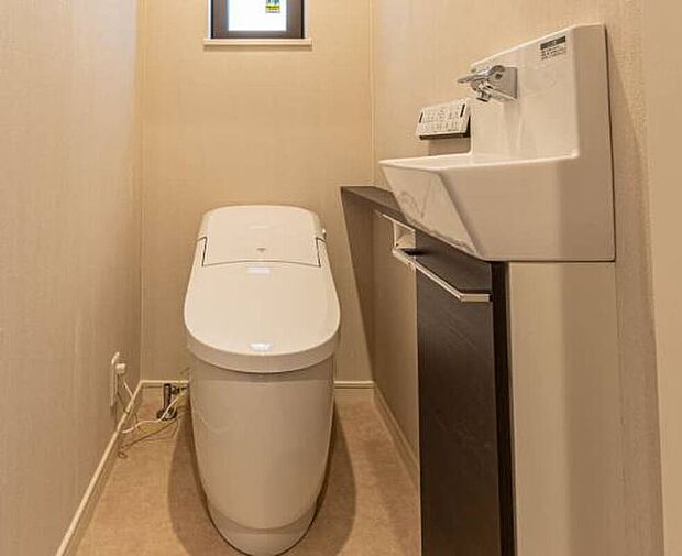 【トイレ】手洗いシンク付きトイレ!スマホ持ち込みたい方にはありがたい置き場もあります!お子様がトイレ後に手を洗う習慣が身につきます!!