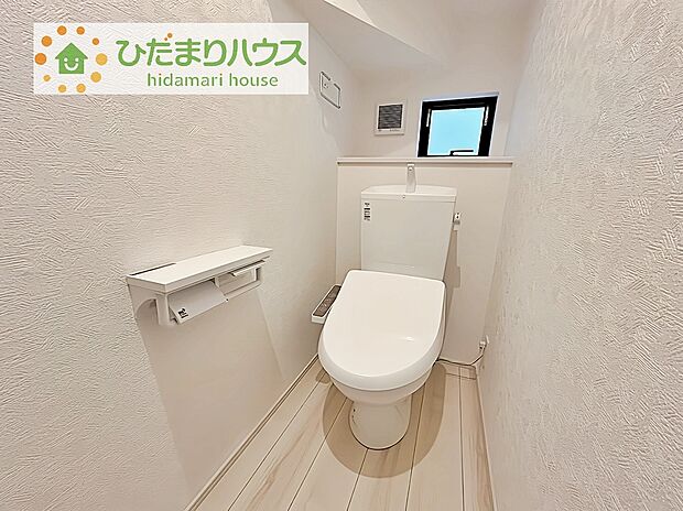 【トイレ】十分なスペースを確保したトイレ。
収納もございますのでシンプルな空間を保てます。