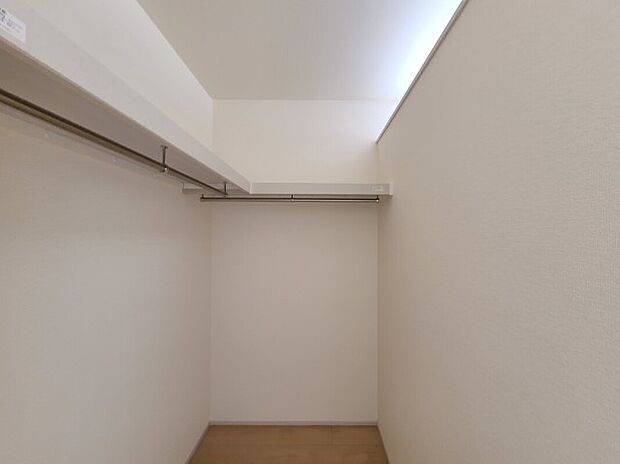 【ウォークインクローゼット】5号棟写真 ウォークインクローゼットやストレージルームが設置されていて、物の管理に困ることがなさそうです(^^)全居室に収納があるのが嬉しいです!