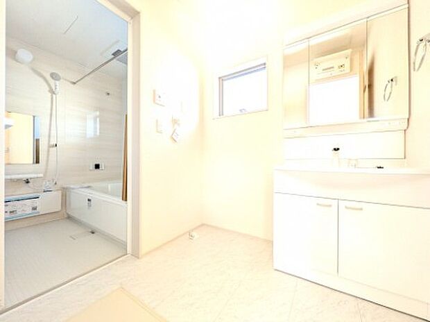 【洗面室】3号棟写真 収納スペースが豊富な独立洗面台が完備されています。鏡裏に収納があるため、洗顔用品や歯ブラシ、整髪料、スキンケア用品、化粧品などを置いて整理することができます。