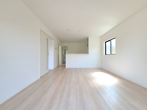 【LDK】同社施工写真　一日の中で多くの時間を過ごすことになるリビングダイニングだからこそ、いつも穏やかな空間であることが必然。爽やかな通風と採光を存分に感じることができる空間です。