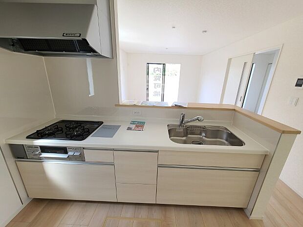 【対面キッチン】同社施工写真　対面式キッチンなので、リビングルームにいるご家族の様子を見ながら調理ができ、小さなお子様がいるご家庭でも安心です。