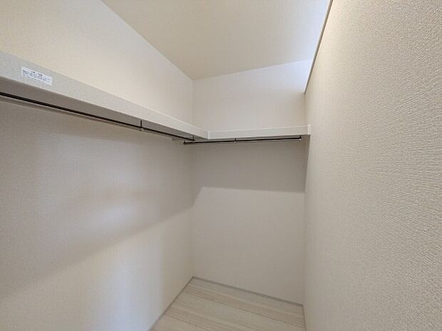 【ウォークインクローゼット】ウォークインクローゼット完備!季節ごとの洋服の入れ替えがいりません。スーツケースなど大きなものも収納できます!