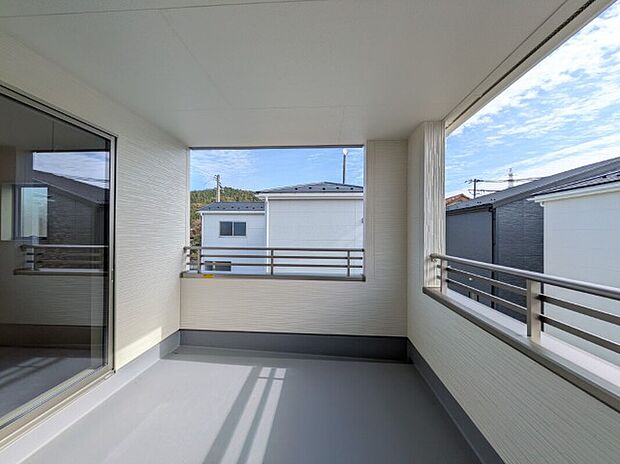【バルコニー】屋根があるので、雨で洗濯物を干せない…ということもありません。天気が良い日だと紫外線が気になるという方も、直射日光を避けることができます。天気に左右されずに済むのが人気です