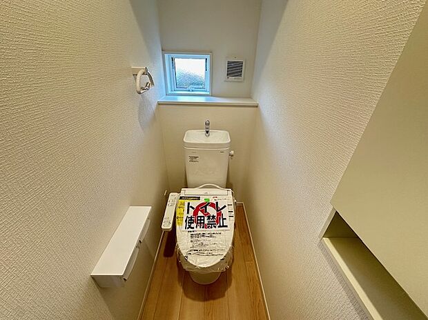 【トイレ】落ち着いた色調のトイレで、温水洗浄機能付き便座です