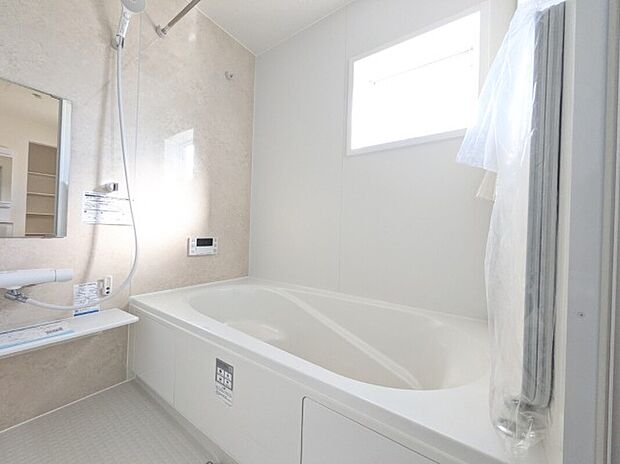 【浴室】2号棟写真 1坪以上の広い浴室なので、お子様と並んで体を洗ってもゆとりがあります。