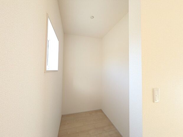 【ストレージルーム】2号棟写真 季節の家電やお子様の節句用品などが収納でき、とても便利です。また趣味部屋としても活用出来たりと、ライフスタイルに合わせ様々な使い方が出来ます。