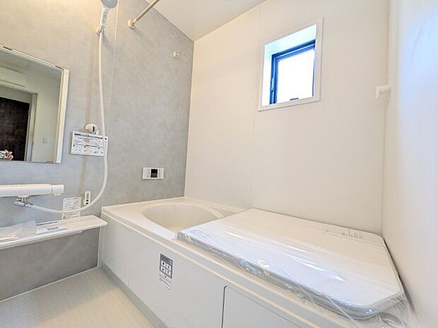 【浴室】2号棟写真 1坪サイズのバスルーム。浴室換気乾燥機を標準装備。乾きやすい床やお手入れのしやすい排水溝など、いつも清潔にご使用いただけます。