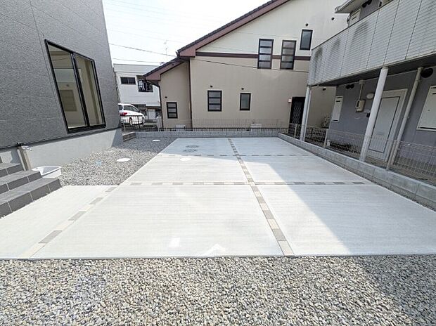 【2号棟駐車場】3台駐車可能(車種による)
