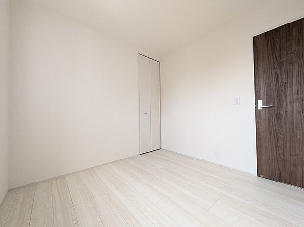 【子供部屋】2号棟写真 フローリングのお部屋は耐久性があり傷が付きにくいので、一般的な使用ではメンテナンスはあまり必要ありません。また、汚れたらさっとふき取るだけで、きれいな場外を保つことができます。