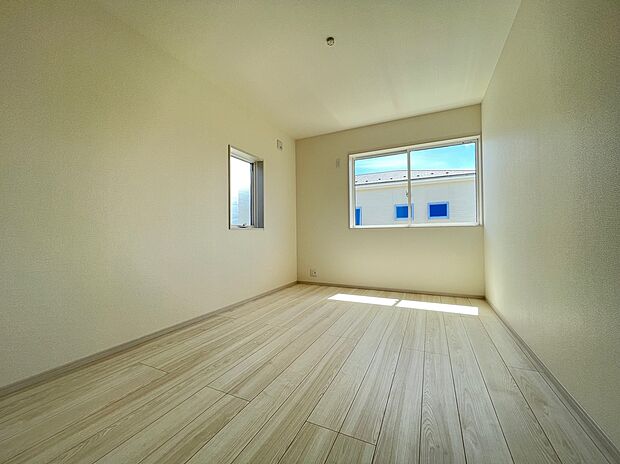 【子供部屋】同社施工写真　洋室は和室と比べて家具を置いたり敷物を敷いたりと、カスタマイズ性が高いので、自分の好みの部屋にしやすいです。