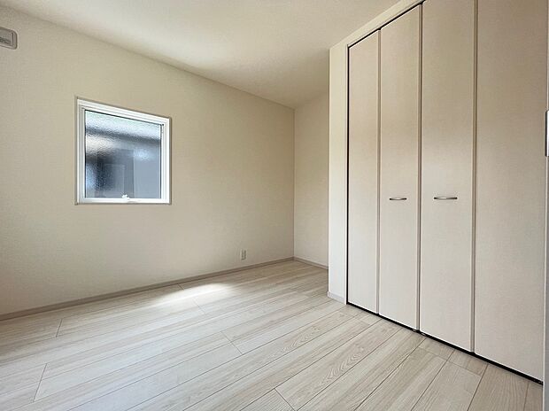 【洋室】同社施工写真　フローリングのお部屋は耐久性があり傷が付きにくいので、一般的な使用ではメンテナンスはあまり必要ありません。また、汚れたらさっとふき取るだけで、きれいな場外を保つことができます。