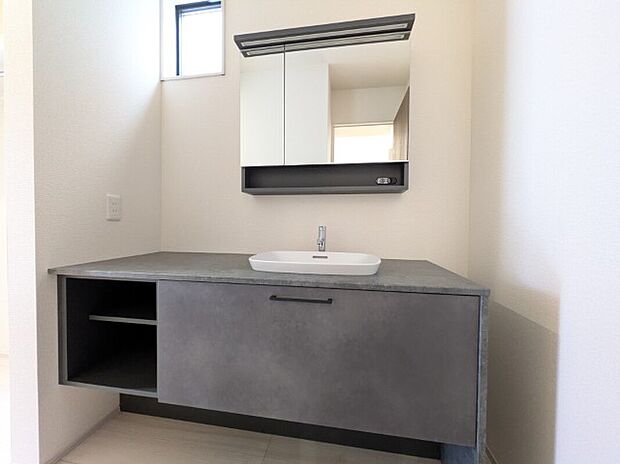 【独立洗面台】同社施工写真　注文住宅のようなお洒落な独立洗面台！二人並んでも余裕があるので、朝の支度時間も困りません！