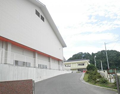 泉中学校 1,900m(徒歩25分)