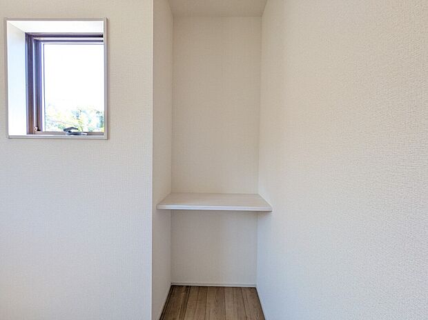 【スタディーカウンター】2号棟写真 子供部屋にスタディーカウンターがついています。机として活用するのはもちろん、推しグッズの飾り棚としても◎