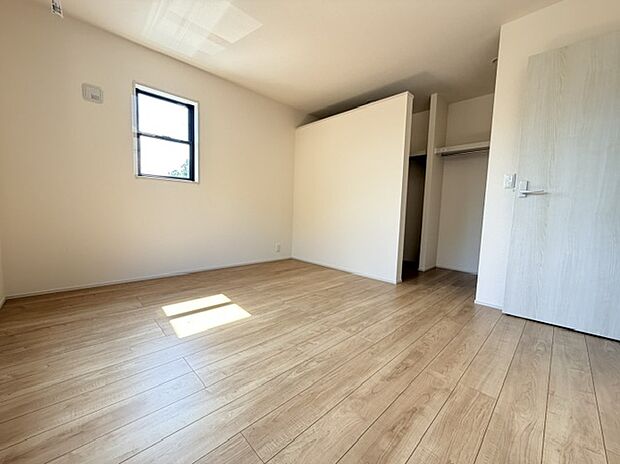 【寝室】1号棟写真 フローリングのお部屋は耐久性があり傷が付きにくいので、一般的な使用ではメンテナンスはあまり必要ありません。また、汚れたらさっとふき取るだけで、きれいな場外を保つことができます。