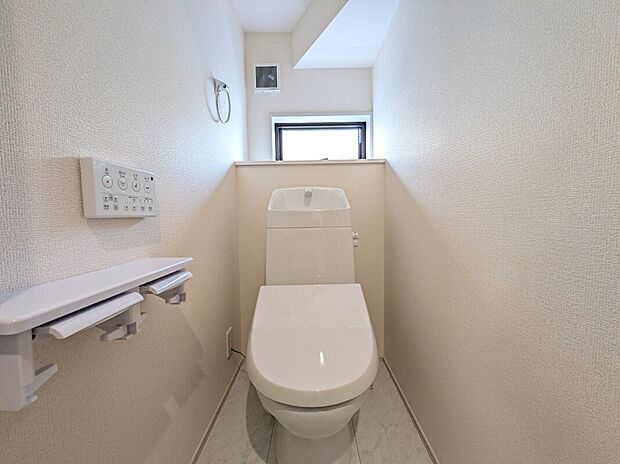【トイレ】3号棟写真1階と2階に完備されているので、朝の忙しい時間帯に困ることはありません。