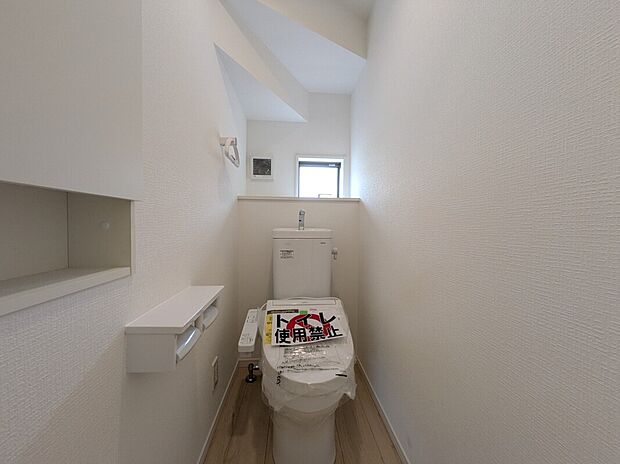 【トイレ】2号棟写真 1階と2階に完備されているので、朝の忙しい時間帯でも困りません。