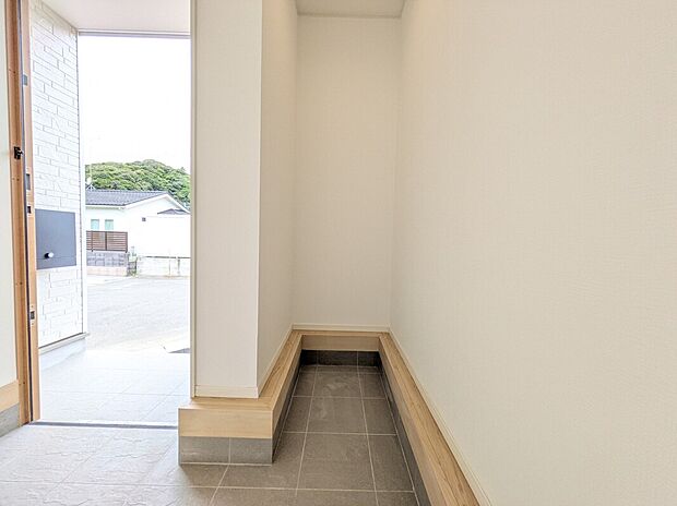 【土間収納】2号棟写真 玄関には土間収納エリアがあります。ゴルフバッグやベビーカーを収納するのに大変便利です!