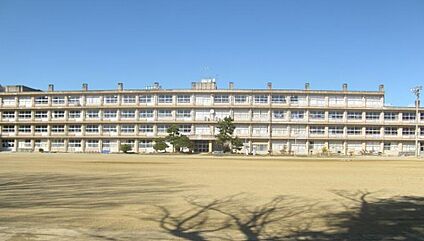 錦小学校 1,775m(徒歩23分)