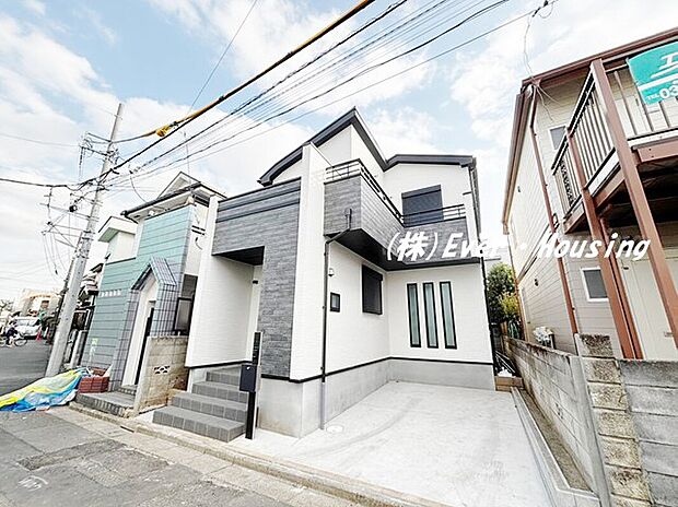 ひと際目を惹くおしゃれな外観の新築住宅。2026年1月に堂々完成致します！
内覧予約受付中です！詳細はお気軽にお問い合わせ下さい。