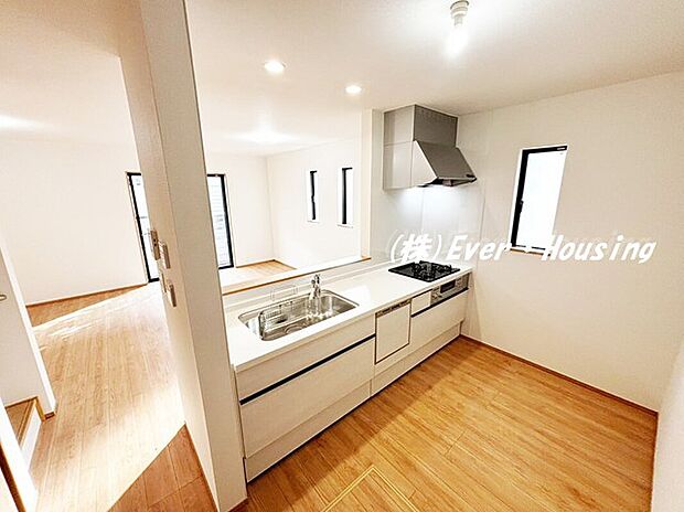 作業スペースが広く、使い勝手の良いシステムキッチン。