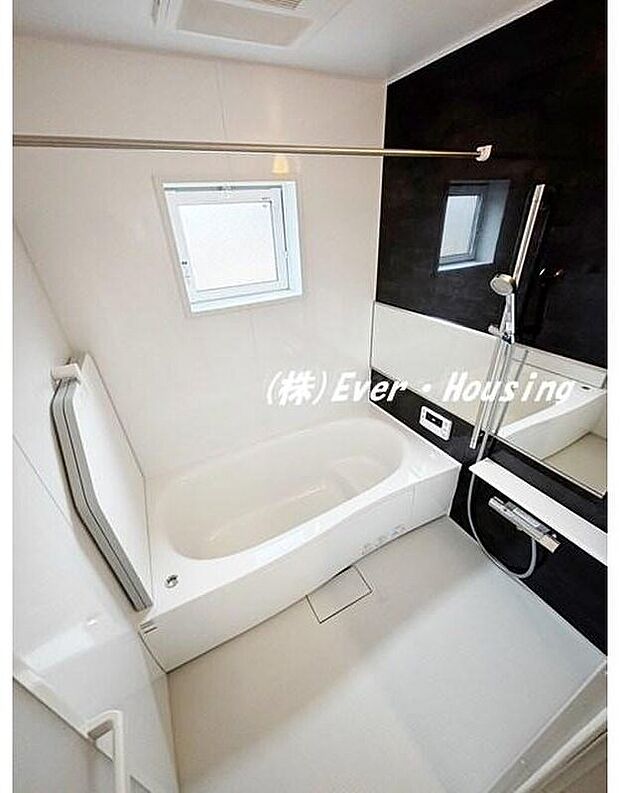 ゆったりとした浴槽で一日の疲れを癒せるバスルーム。明るく清潔感のある空間でリラックスした入浴時間を楽しめます。快適な暮らしを支える嬉しい設備です。