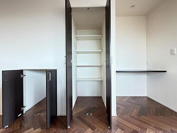 【LDKの収納。その横にはカウンターをご用意。】本棚や飾り棚としても。パントリー的な用途としても使える四段の可動棚。