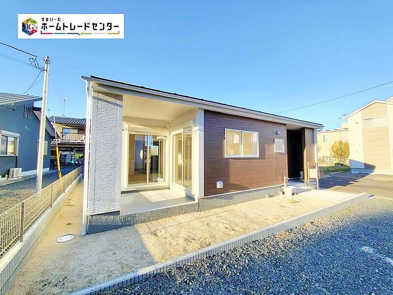 陽光たっぷり降りそそぐ南庭を備えた理想のお住まいです。お子様の遊び場や趣味のガーデニング、ワンちゃんも飼えますね♪お休みの日はBBQはいかがですか！ライフスタイルに合わせて、お楽しみ頂けそうですね！