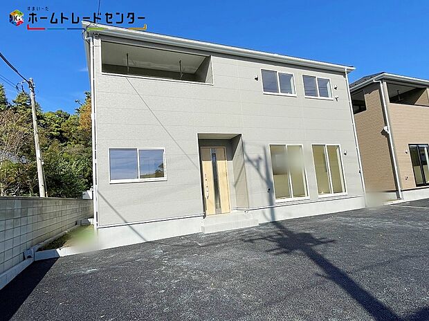 ４号棟　
一戸建ての大きなメリットは「自分の土地」を自由に使えること。好きなペットが飼える、ガーデニングや車の手入れなど様々な趣味を楽しめます♪広いお庭で開放的に暮らしましょう！