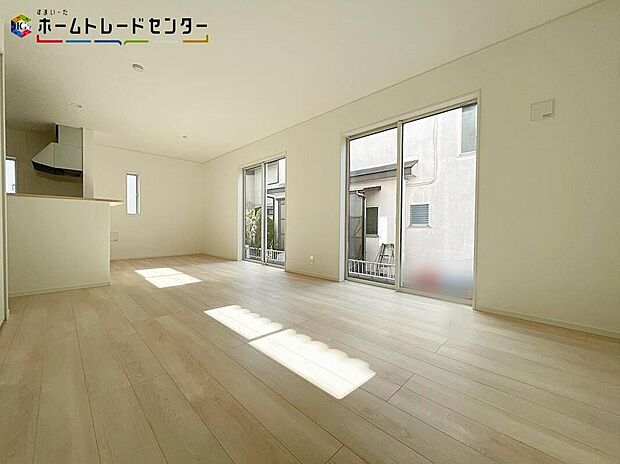 ホームパーティや、子供たちの誕生会を開催、これだけ広いリビングなら大丈夫♪伸びやかな子育て、にぎやかなふれあいの日々を存分に楽しんでください。窓も大きいので明るく風通しも良く、居心地の良いリビングです