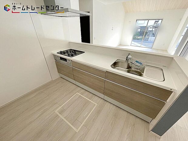 対面式キッチンですので、お食事の準備をしながらご家族との会話を楽しめます☆水回りも集中しているので、家事の動きがらくちん♪全スライド式収納キッチンですのでお皿や鍋の出し入れもラクラクです！