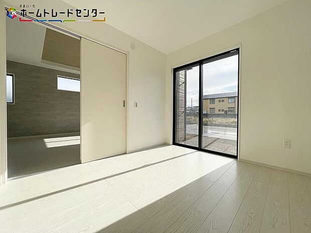 大きな窓から光が差し込む室内！日の光で照らされた明るいお部屋は、趣味の時間を過ごす時も、家族や友達と一緒に過ごす時も、いつでも居心地のいいリラックスできる空間をお届けします！