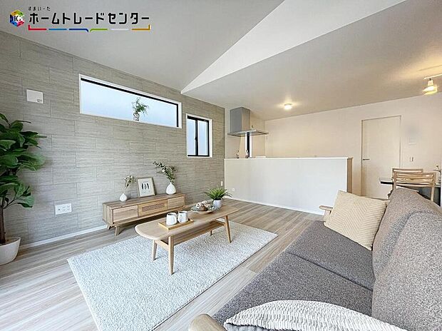 ホームパーティに招きたくなる自慢の広々リビング・ダイニング!お子様が走り回っても広々安心です!伸びやかな子育てや、にぎやかなふれあいの日々を存分に楽しんでください。