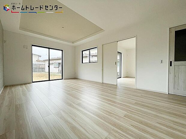 陽当たり良好のリビングです♪大きな窓がありますので、陽光あふれる明るい空間です。居心地良く、ご家族皆がゆったり寛げる憩いの空間となりそうです。